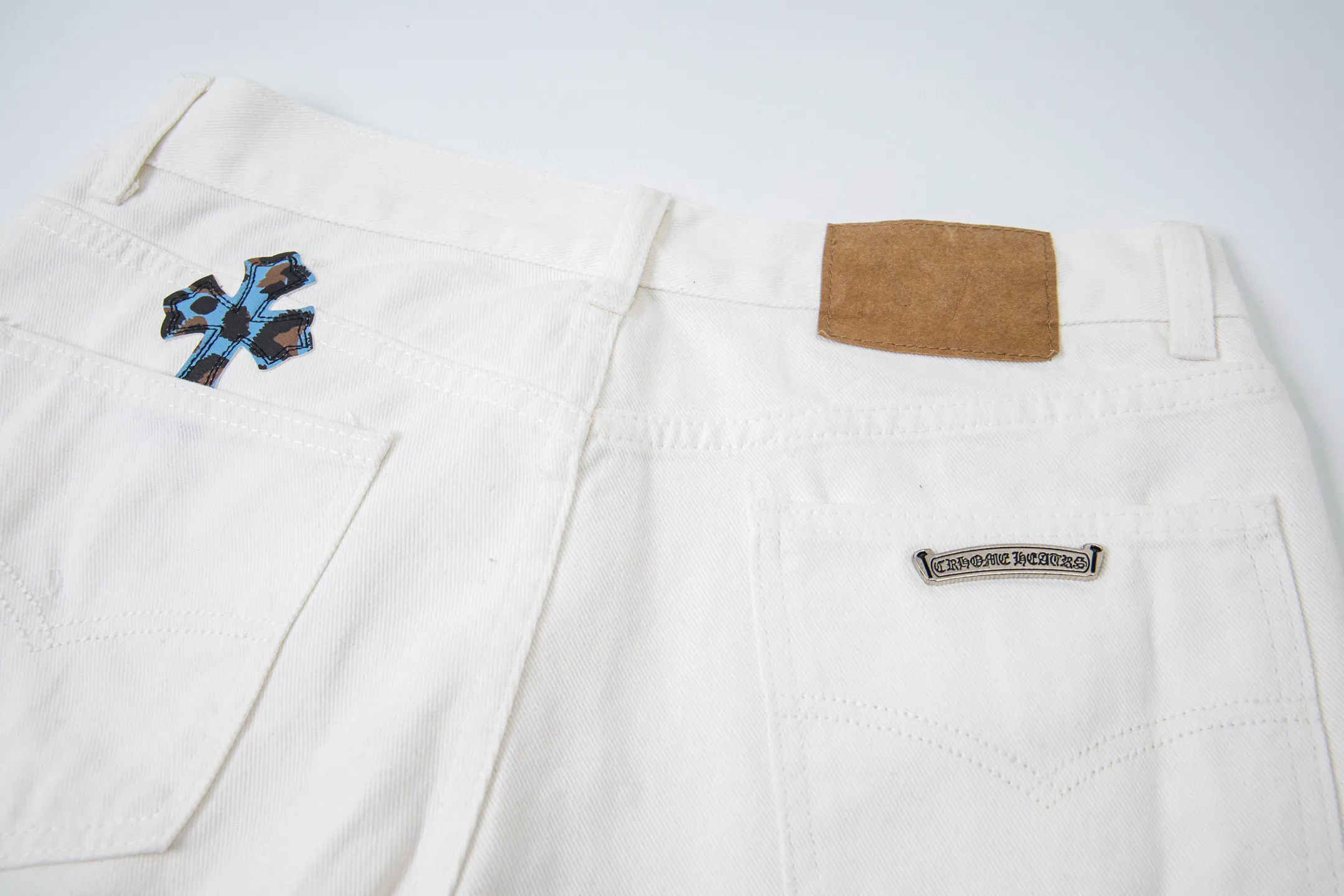 P260 💰 (Top version) Chrome Hearts/Chrome Hearts Classic white and orange cow series colored leather cross washed color fabric unisex denim trousers Vibe style straight stacked god-level version Carbon fine bias denim color cloth Old vintage full set of hardware - Chrome Hearts white cow series The high version uses high-ounce custom fabrics, fermentation washing and soft color fixation, soft and thick to wear. The details are all made by hand-polished craftsmanship. All-over printed jacquard fabric Unique design style. Through multiple processes to create a full retro feel. Unique niche non-contrast shirt. Customized distressed spray-painted buttons. Craftsmanship in every detail. Color: white and orange. Size: 28-30-32-34 (corresponding to S-M-L-XL)